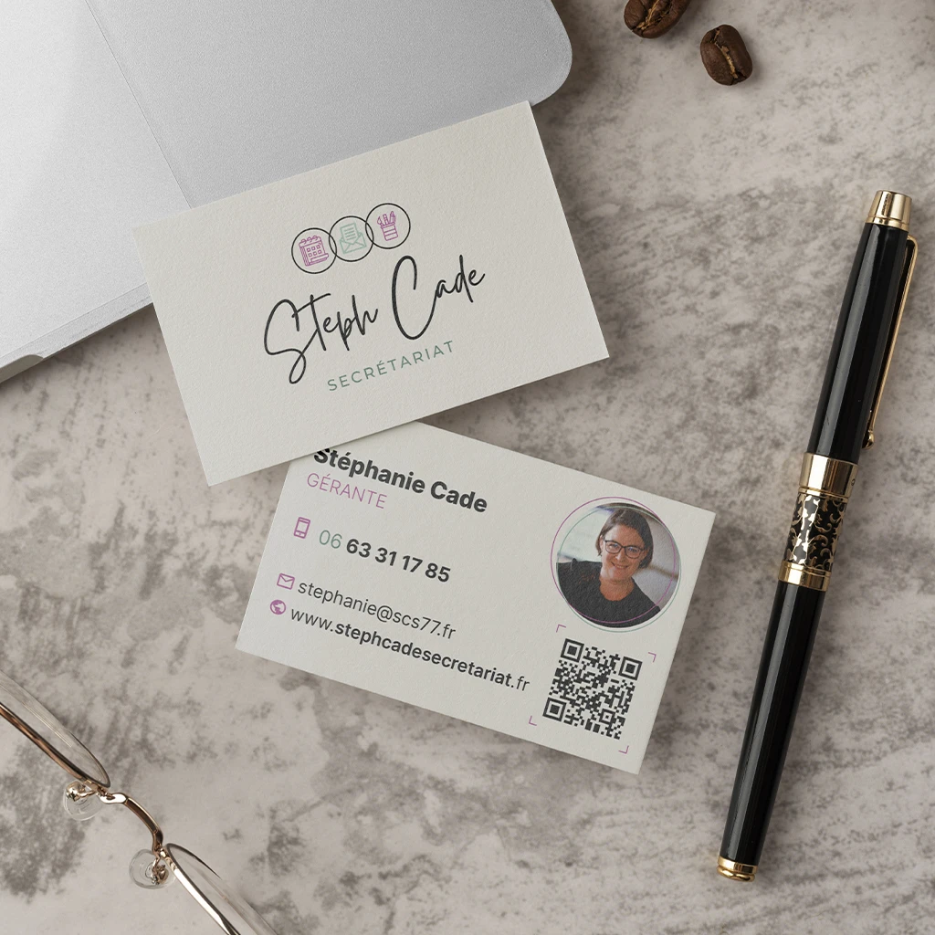 Carte de visite de Stéphanie Cade, secrétaire indépendante Cette image montre deux cartes de visite pour Stéphanie Cade, une secrétaire indépendante. La carte de visite présente un design élégant avec le nom Steph Cade écrit en lettres cursives et le mot SECRÉTARIAT en dessous. Il y a également des icônes représentant des services de secrétariat. La carte contient les informations de contact de Stéphanie Cade, y compris son numéro de téléphone, son adresse e-mail, et son site web. Une photo de Stéphanie Cade et un code QR sont également présents sur la carte.
