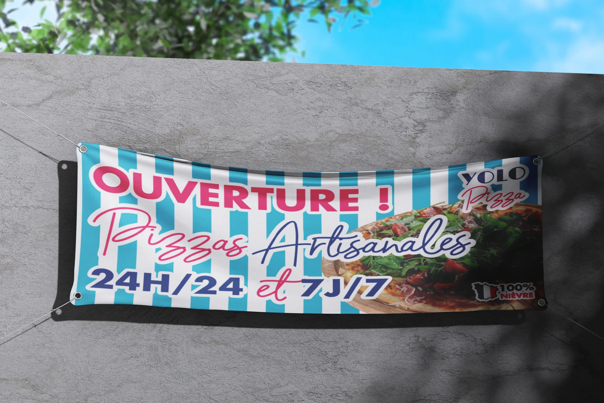 Bâches pour Yolo Pizza - Pizzeria Artisanale dans la Nièvre 58 Cette image montre une bâche promotionnelle pour Yolo Pizza, une pizzeria artisanale située dans la Nièvre (58). La bâche a un fond rayé bleu et blanc avec le texte suivant : OUVERTURE ! Pizzas Artisanales 24H/24 et 7J/7. Elle inclut également le logo Yolo Pizza et une image d'une pizza avec diverses garnitures. Un petit icône indiquant 100% Nièvre est aussi visible. La bâche annonce l'ouverture de la pizzeria et met en avant l'offre de pizzas artisanales disponibles 24 heures sur 24, 7 jours sur 7.