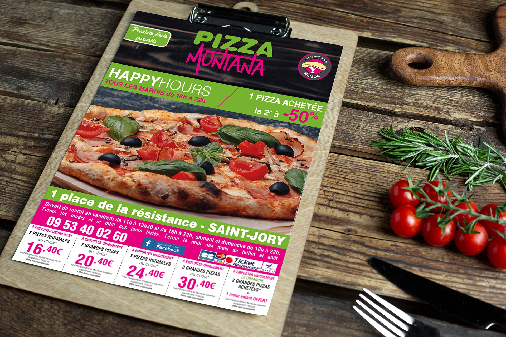 Flyers promotionnels pour Pizza Montana à Saint-Jory Cette image montre un flyer promotionnel pour Pizza Montana, une pizzeria située à Saint-Jory. Le flyer est placé sur un clipboard en bois sur une table rustique en bois, avec du romarin frais et des tomates cerises en grappe à côté. Le flyer présente une grande image d'une pizza avec des garnitures telles que des olives, du basilic et des tomates. Le flyer inclut des textes tels que Produits frais garantis, Happy Hours, Tous les mardis de 18h à 22h, 1 pizza achetée, la 2e à -50%, ainsi que les coordonnées et les horaires d'ouverture de la pizzeria.