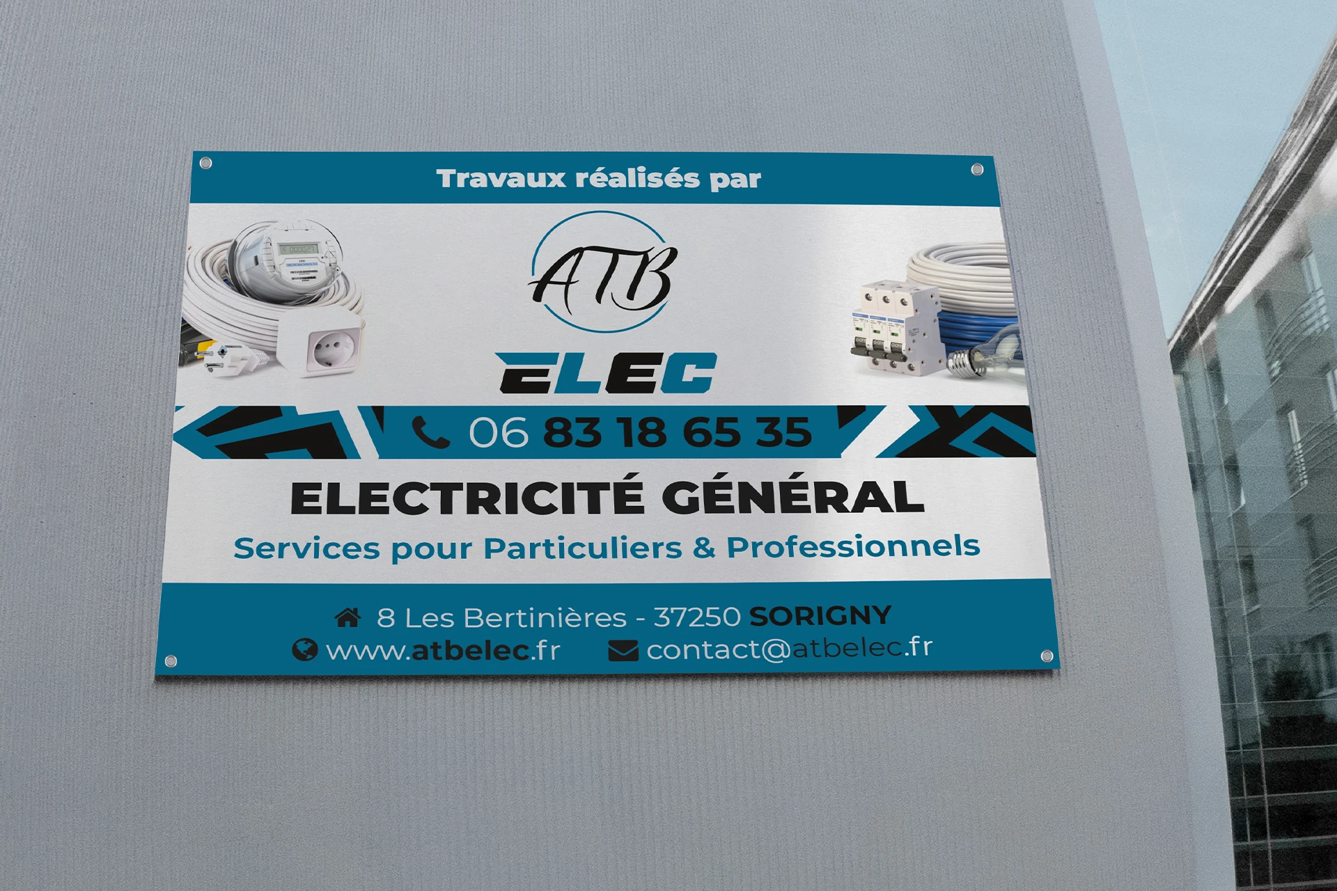 Panneaux de chantier pour ATB Elec à Sorigny 37250 Cette image montre un panneau de chantier pour ATB Elec, une entreprise de services électriques située à Sorigny, 37250. Le panneau inclut le logo de l'entreprise, des informations de contact et une description des services offerts. Le texte sur le panneau est le suivant : Travaux réalisés par ATB ELEC, 06 83 18 65 35, ÉLECTRICITÉ GÉNÉRALE, Services pour Particuliers & Professionnels, 8 Les Bertinières - 37250 SORIGNY, www.atbelec.fr, contact@atbelec.fr. Le panneau présente également des images de composants électriques tels que des câbles, une prise de courant et des disjoncteurs.